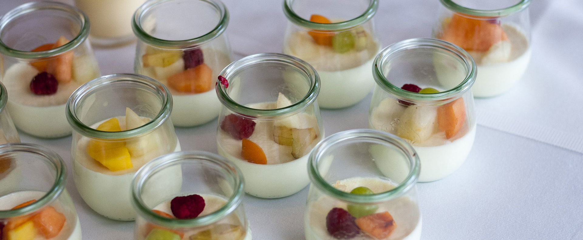 Catering / Partyservice - Joghurt-Dessert mit Früchten am Buffet